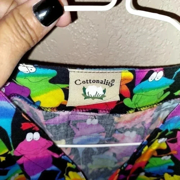 Cottonality Scrub Top Womens Rainbow Frogs Multiple Pockets Size Small - Picture 5 of 7